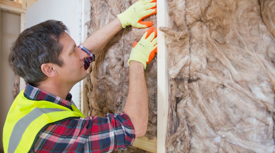 τοποθέτηση rock wool ανάμεσα σε μεταλλικό σκελετό γυψοσανίδας